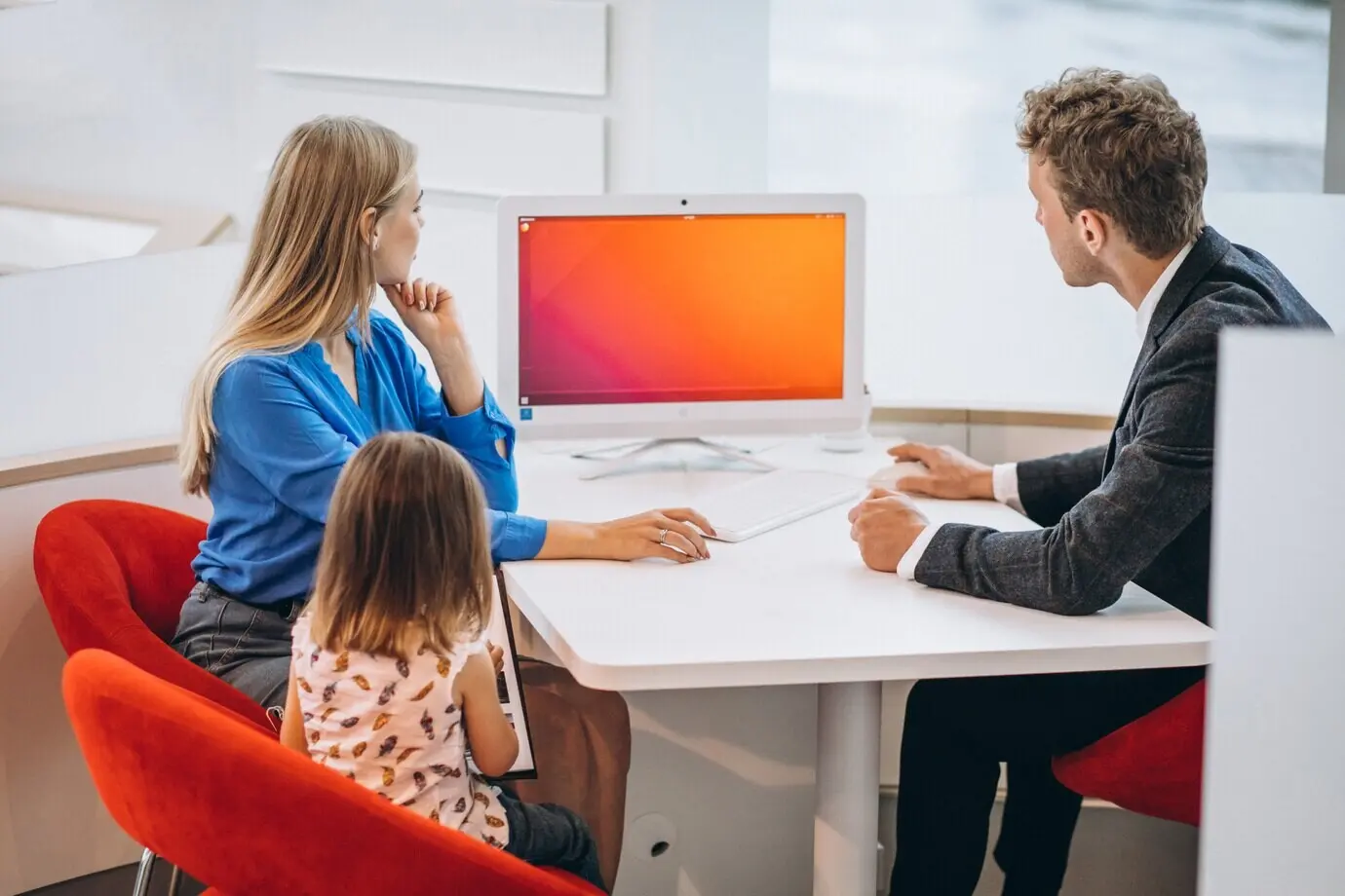 Мать и дочь покупают автомобиль в автосалоне.