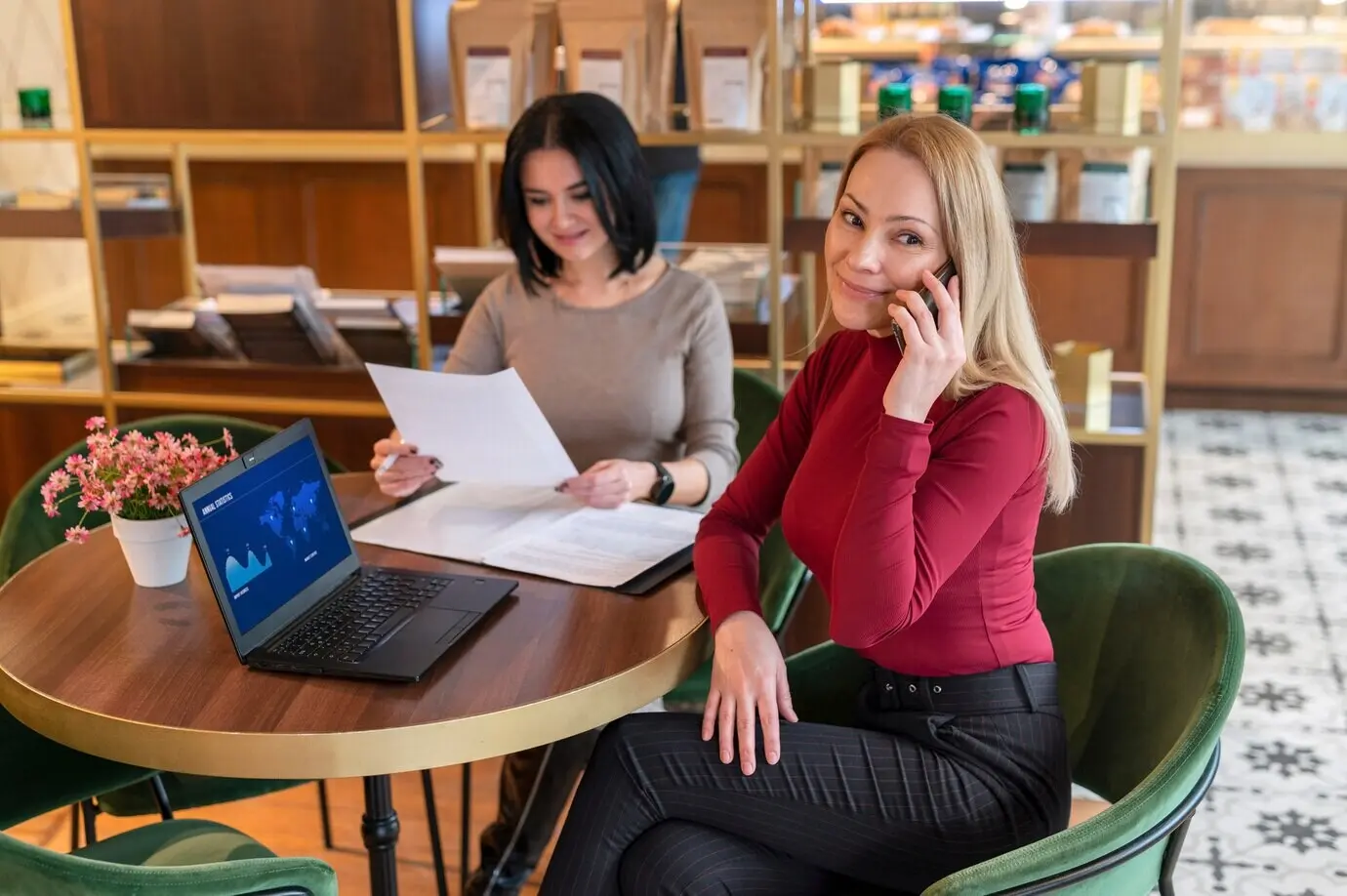 Деловой специалист обучает начинающего стажёра.