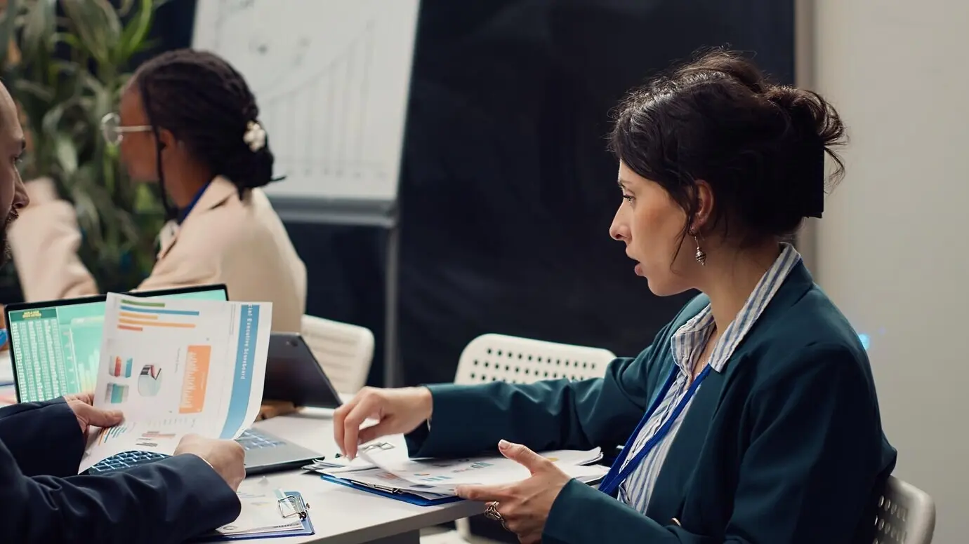 Команда по связям с общественностью, создающая маркетинговые кампании и мероприятия по продвижению.