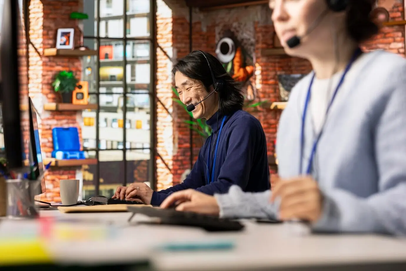 Весёлый старший агент колл-центра анализирует отзывы клиентов.